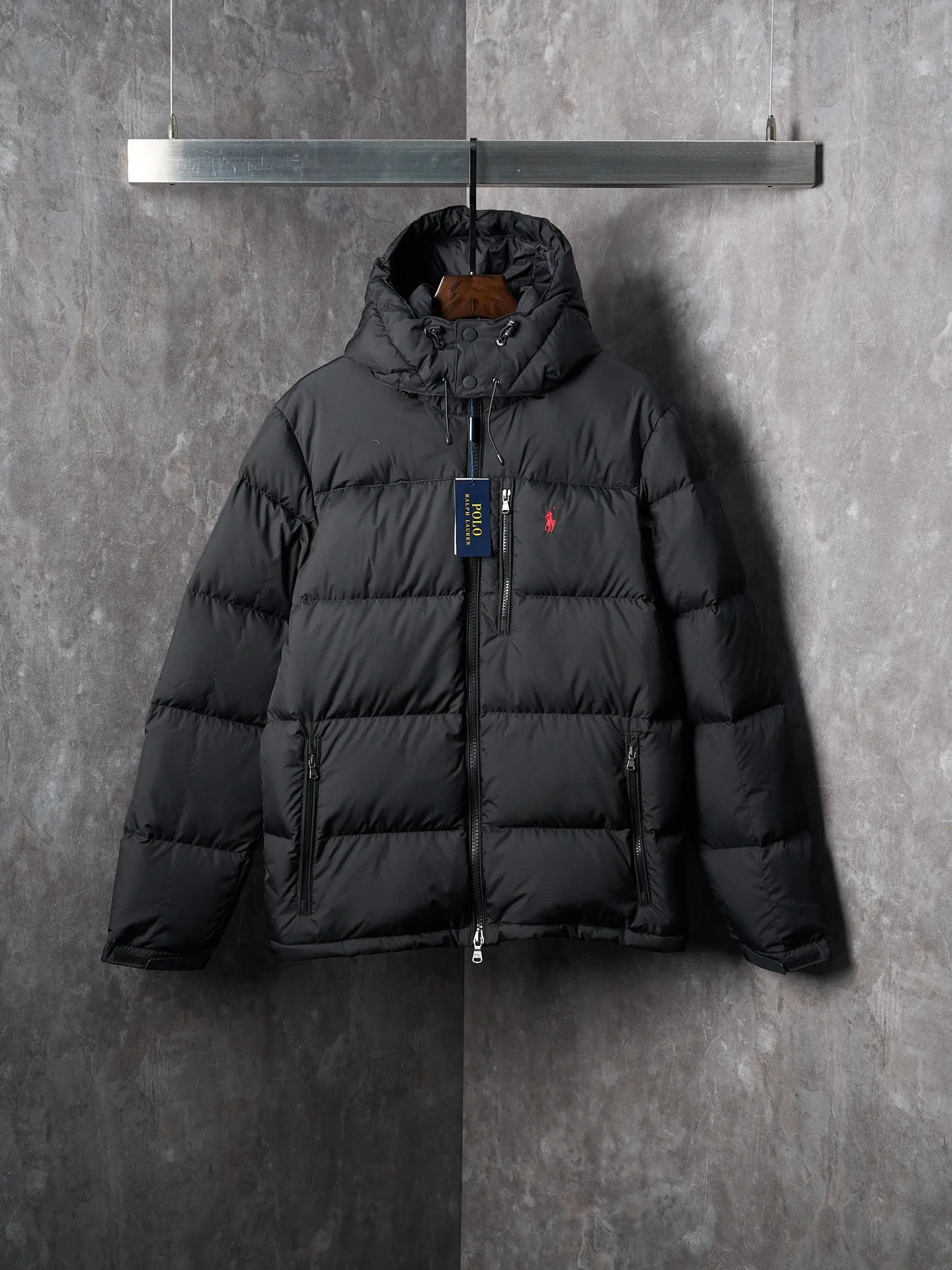 P940 Actual auction】Ralph Lauren/Ralph Lauren classic red label pony embroidered zipper hooded down jacket [Ready stock] S M L XL is made of 90 white duck down with a weight of 260g, ensuring excellent thermal insulation performance. After strict screening and processing, the velvet is not easy to drill, ensuring durability. The nylon fabric has good windproof and waterproof properties, which can effectively block the intrusion of wind and rain from the outside. It keeps the interior dry and is suitable for wearing in humid or rainy environments.  The red label on the chest is made with an imported MECLO embroidery machine. The original pattern is scanned first, and then high-quality silk thread is used to make a pattern. The density effect is adjusted by continuous pattern making.  Detachable hood: The down jacket is equipped with a detachable nylon hood, which users can easily remove or install according to weather changes or personal preferences, which is both practical and convenient.  Exquisite details: the zipper design is simple and elegant, easy to operate; the closing design of the cuffs and hem effectively prevents the intrusion of cold wind, improving the warmth and comfort of wearing.  All the hangtags, wash marks, air holes, and four-button buttons are all custom-made using original one-to-one molds.